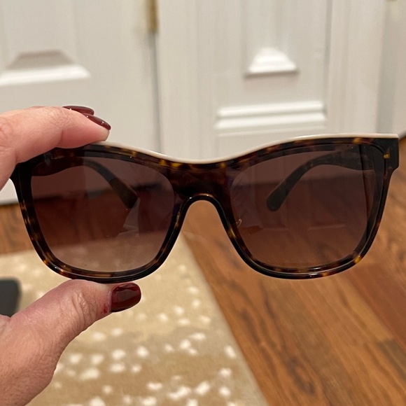 Chanel 5418 sunglasses logo on top 
Gorgeous!!!! - Picture 4 of 14